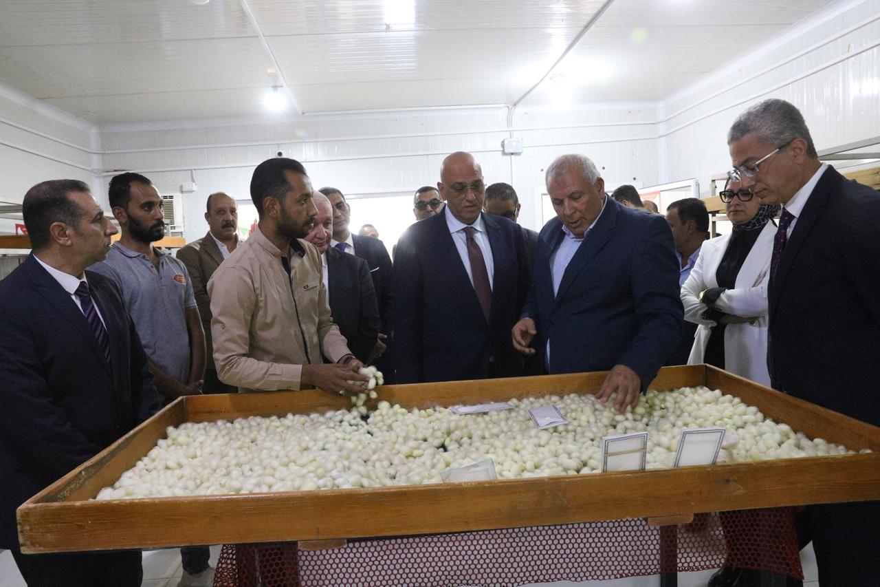 محافظ الوادي الجديد يستقل رئيس جهاز تنمية المشروعات