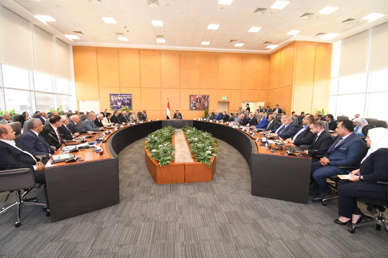 وزير الإسكان مع مسئولى القابضة للمياه والصرف