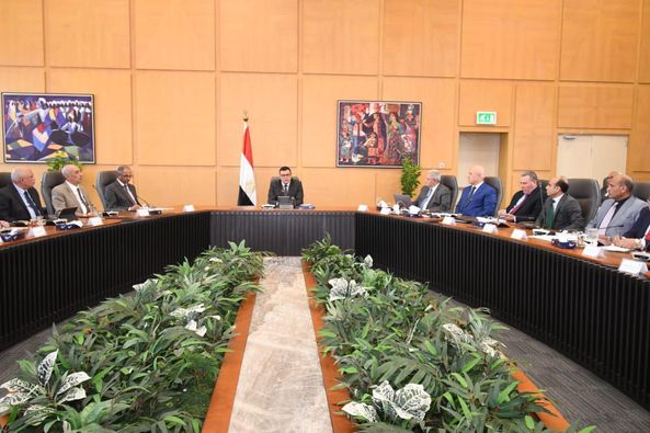 وزير الإسكان مع مسئولى القابضة للمياه والصرف