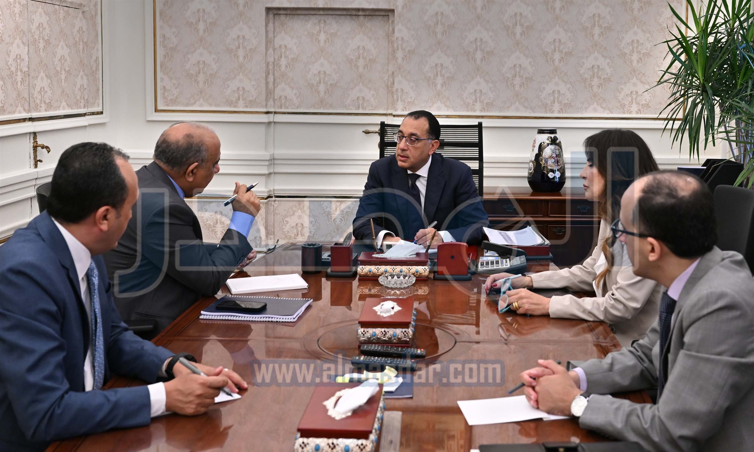 رئيس الوزراء مع وزير الكهرباء