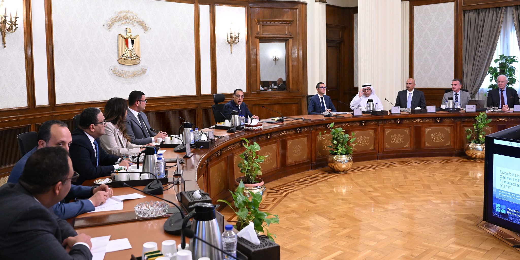 رئيس الوزراء يستعرض مقترح إدارة مركز القاهرة الدولي المالي