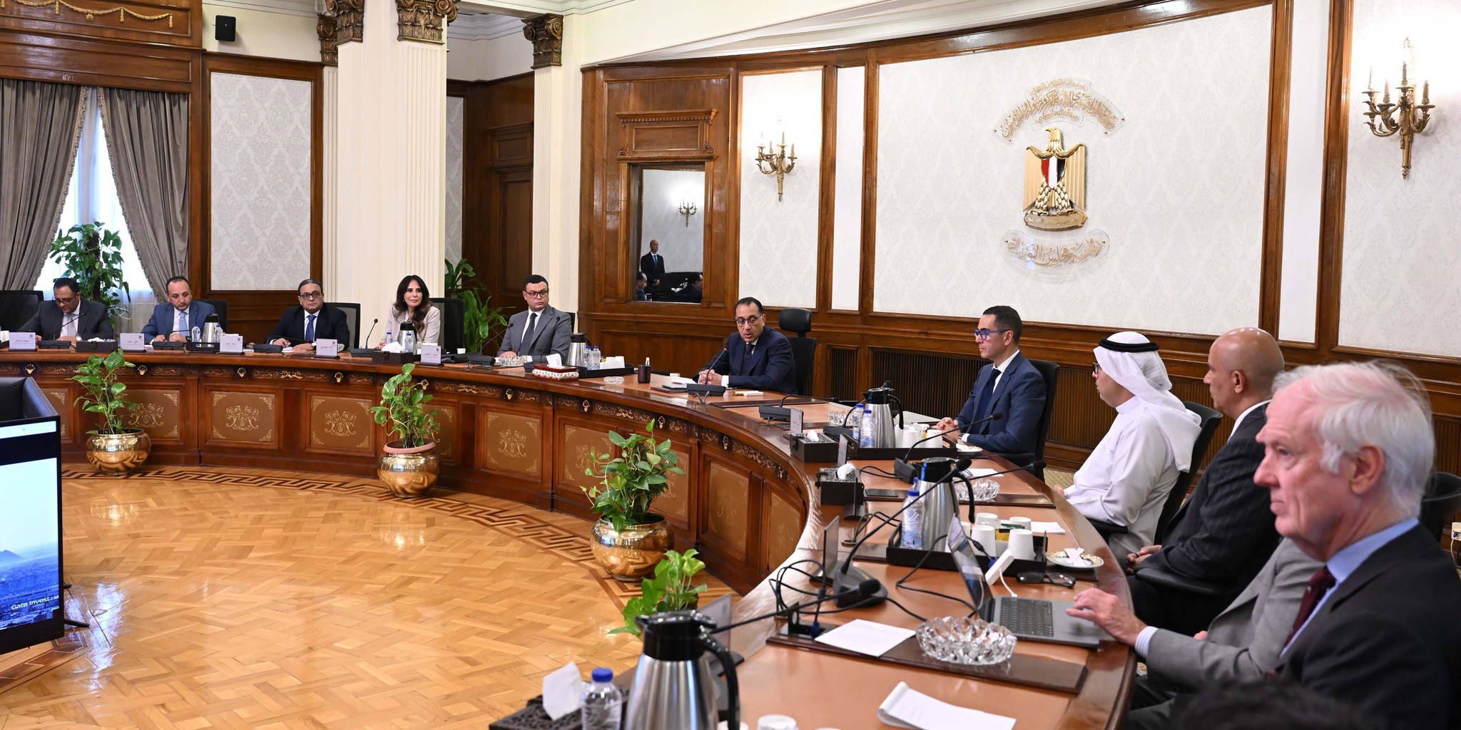 رئيس الوزراء يستعرض مقترح إدارة مركز القاهرة الدولي المالي