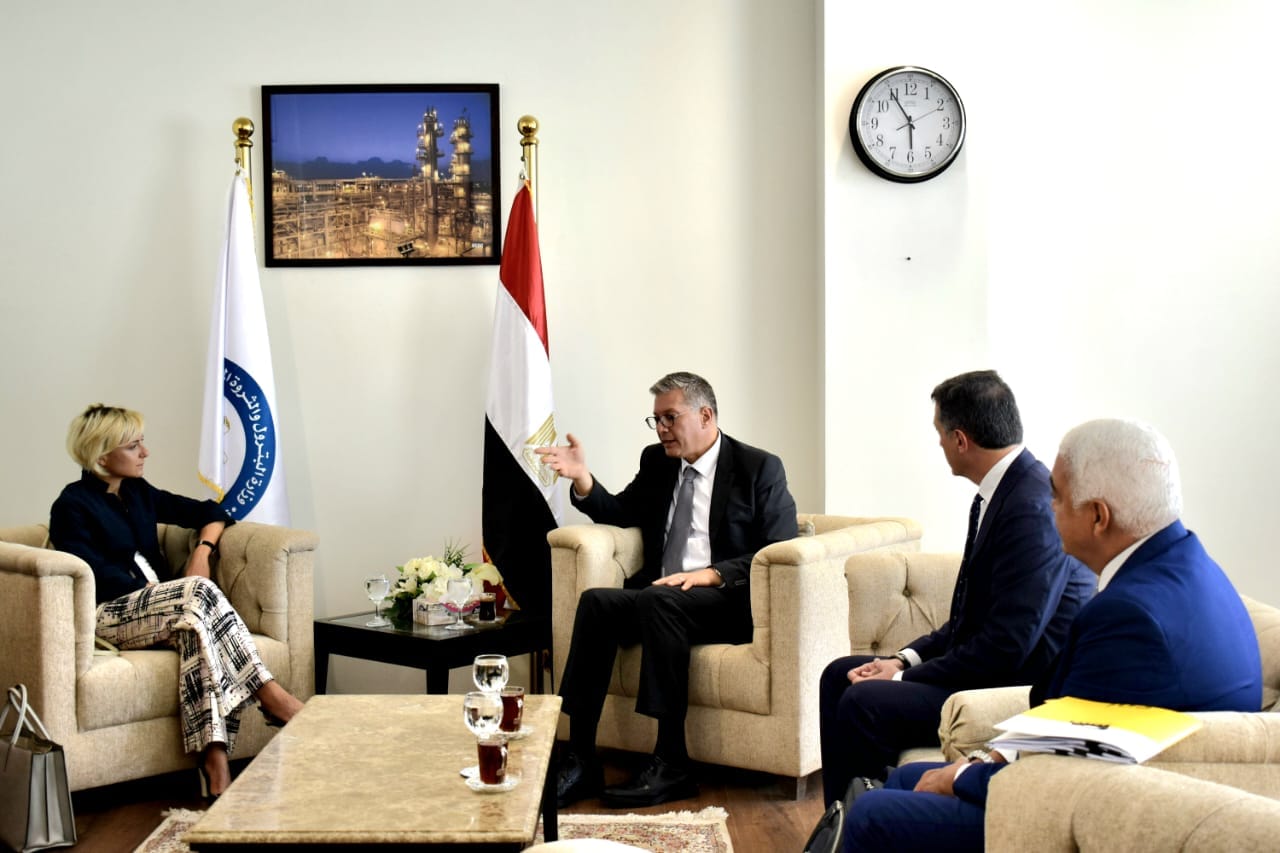 وزير البترول يعقد جلسة مباحثات مع شركة إيني الإيطالية