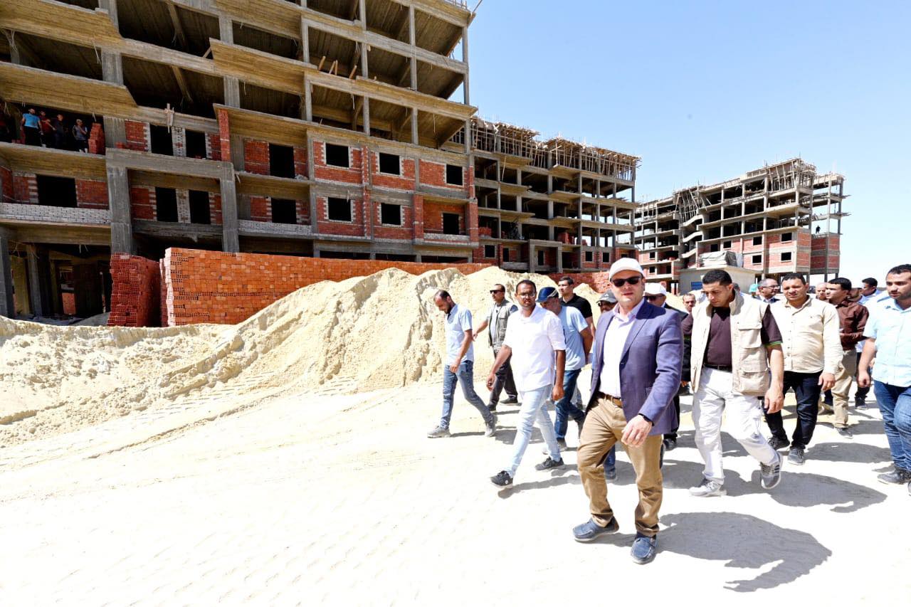 وزير الإسكان يتفقد وحدات المبادرة الرئاسية سكن لكل المصريين