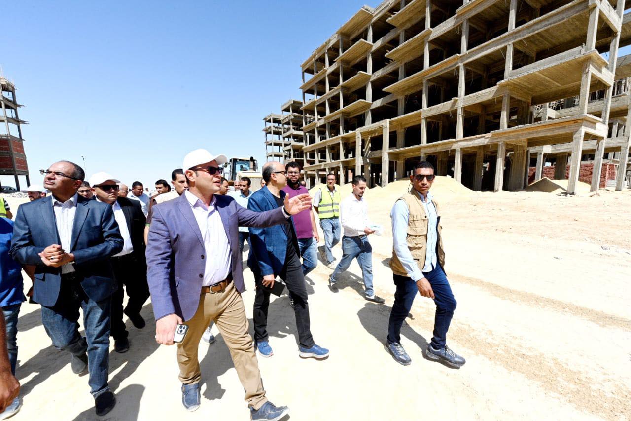 وزير الإسكان يتفقد وحدات المبادرة الرئاسية سكن لكل المصريين