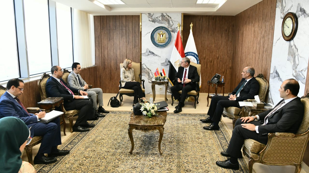 وزير البترول يستقبل سفيرة النرويج بالقاهرة ونائب الرئيس التنفيذى بشركة سكاتك النرويجية