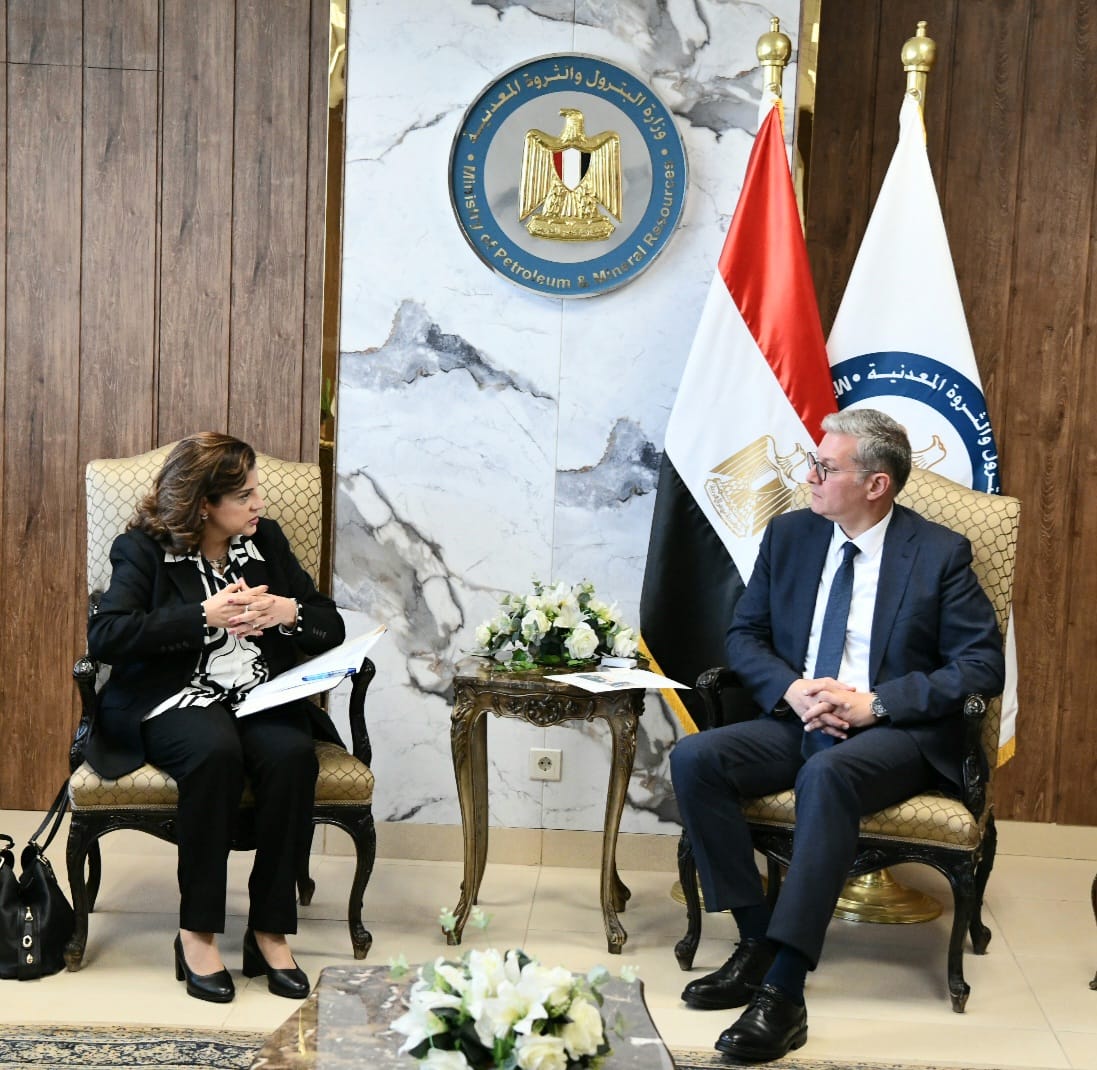 وزير البترول خلال المباحثات وتوقيع الاتفاق مع شركة شل