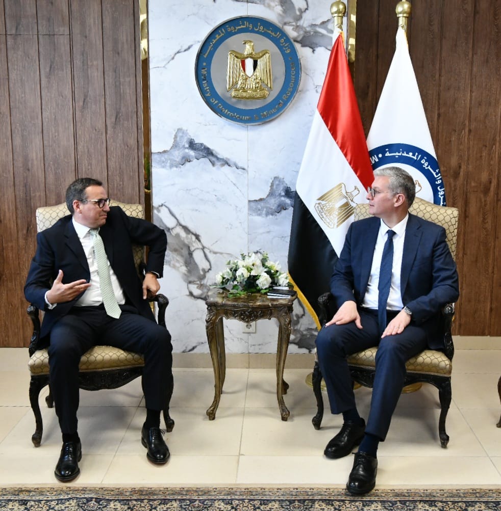 وزير البترول خلال المباحثات وتوقيع الاتفاقية مع كايرون انرجي
