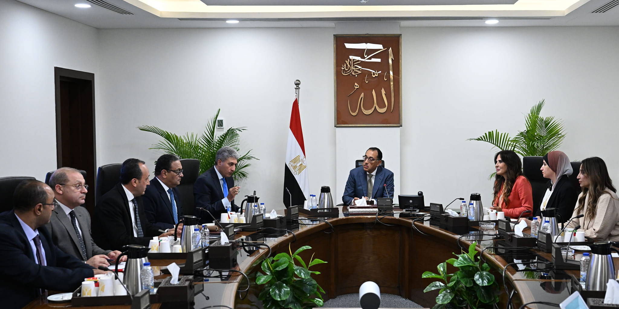 رئيس الوزراء يجتمع مع وزير السياحة ونائبته