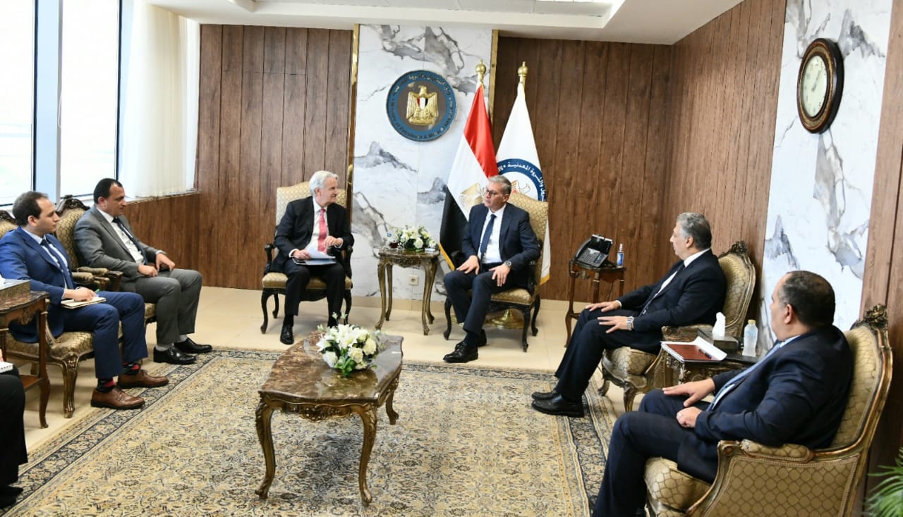 وزير البترول مع رئيس شركة أبكس الأمريكية