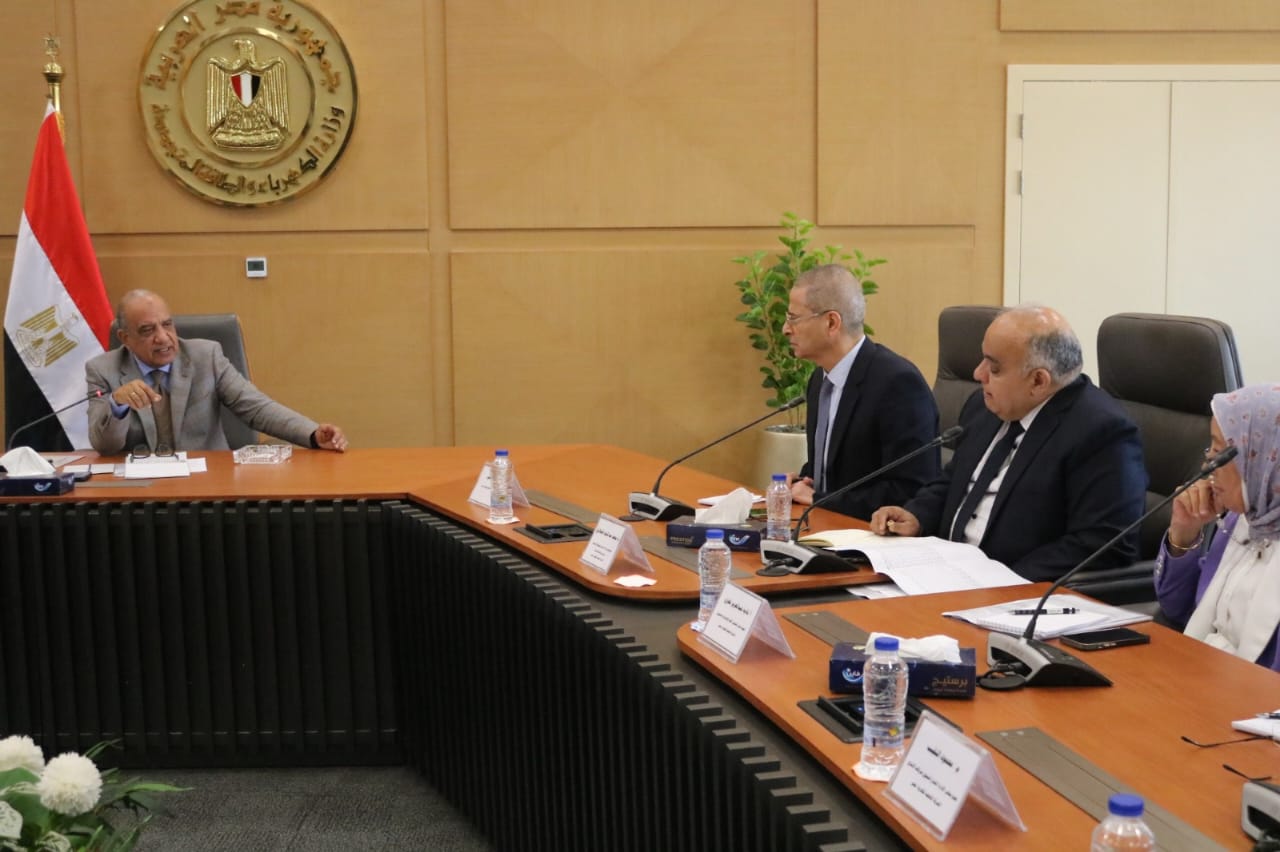 وزير الكهرباء مع قيادات الوزارة والشركة القابضة لكهرباء مصر