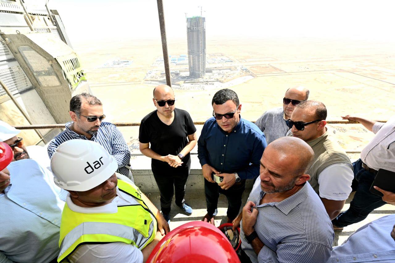 وزير الإسكان يتفقد الموقف التنفيذى لمشروع أبراج الداون تاون بمدينة العلمين الجديدة