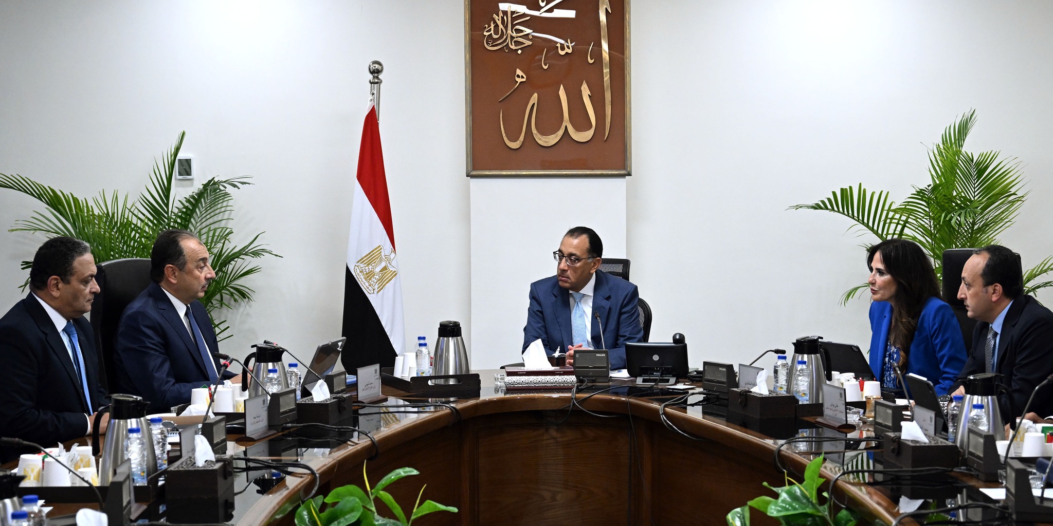 رئيس الوزراء يجتمع مع وزير قطاع الأعمال
