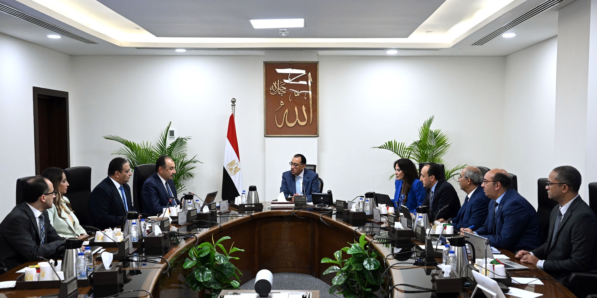 رئيس الوزراء يجتمع مع وزير قطاع الأعمال