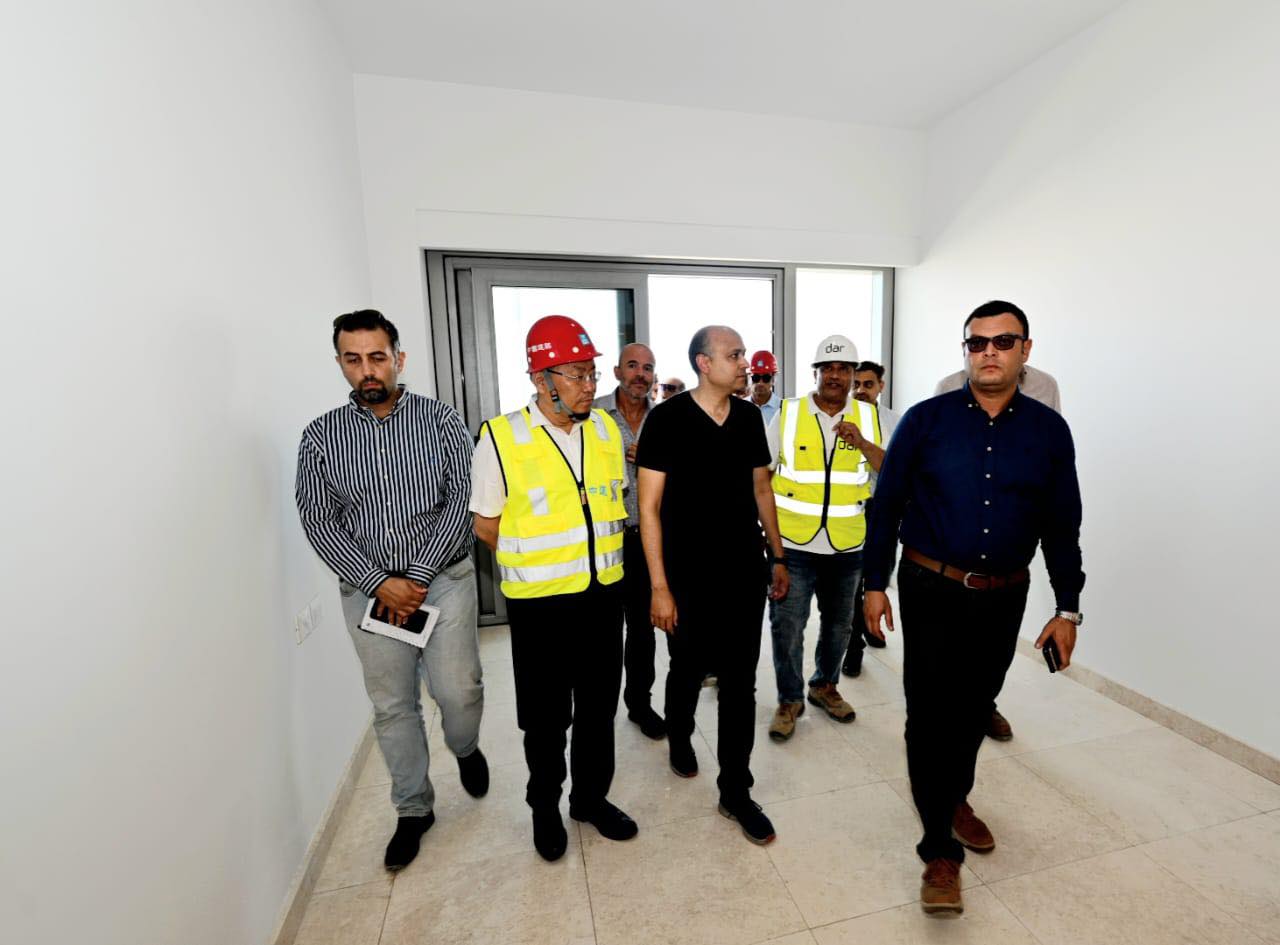 وزير الإسكان يتفقد الموقف التنفيذى لمشروع أبراج الداون تاون بمدينة العلمين الجديدة