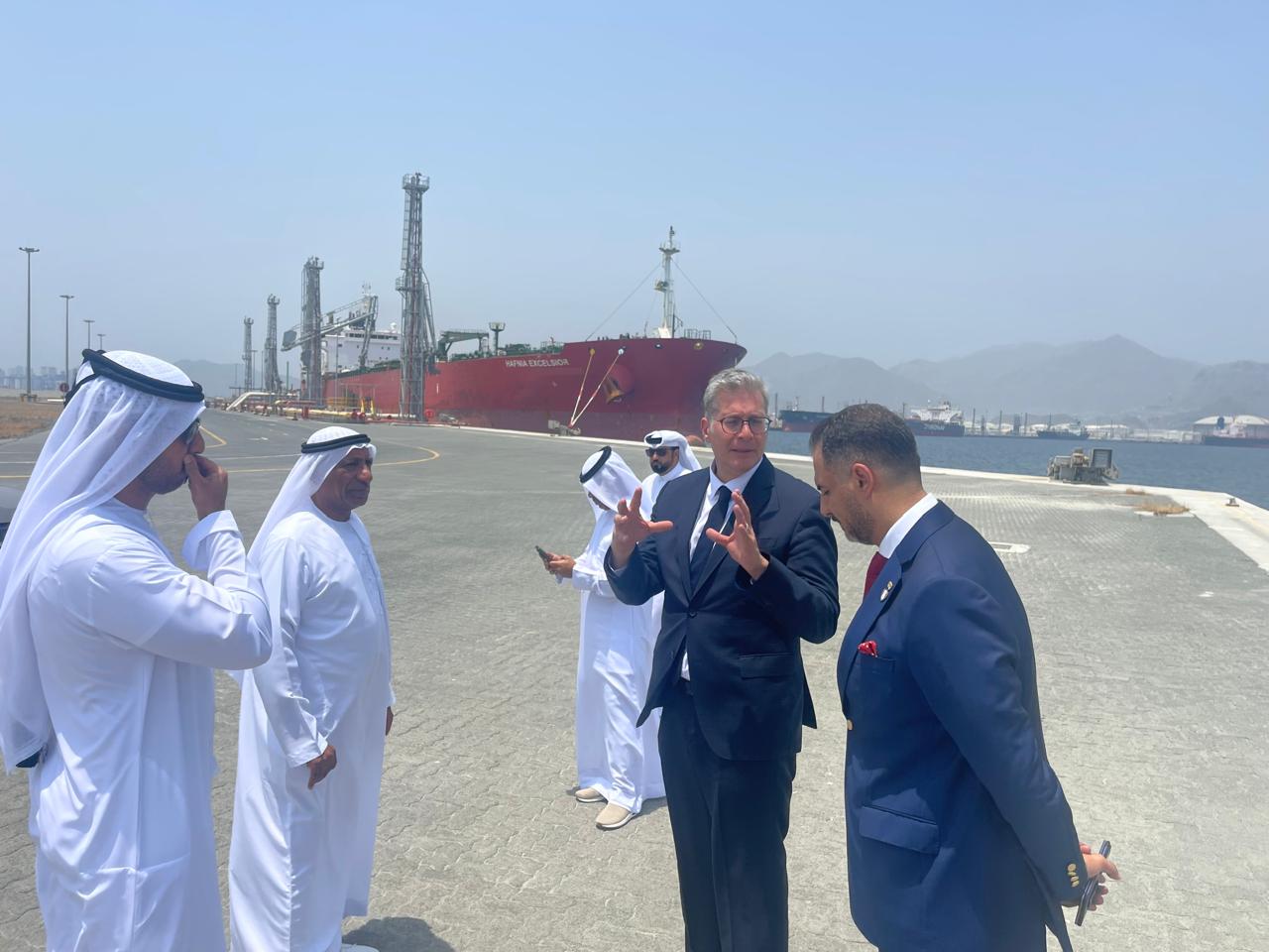 وزير البترول خلال تفقد الميناء