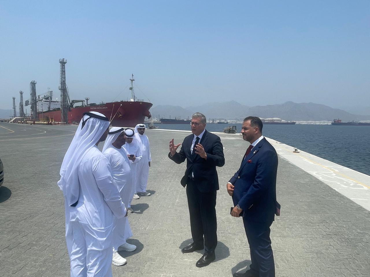 وزير البترول خلال تفقد الميناء