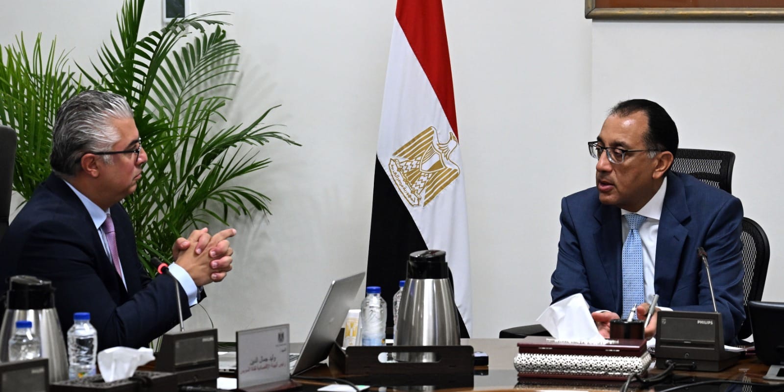 رئيس الوزراء مع رئيس الهيئة العامة للمنطقة الاقتصادية لقناة السويس