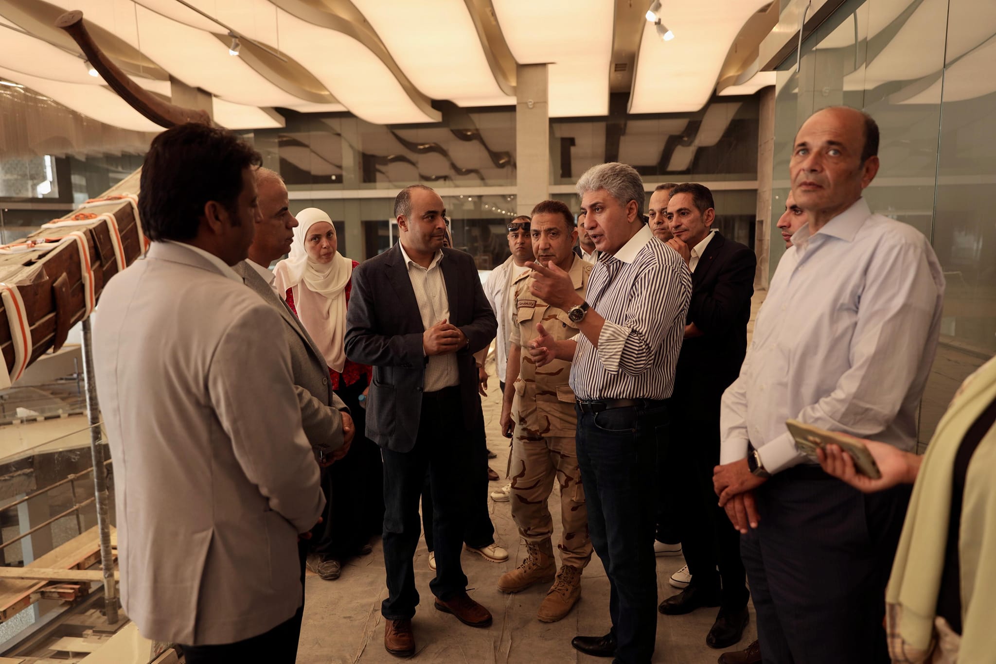 وزير السياحة والآثار يقوم بجولة تفقدية بالمتحف المصري الكبير