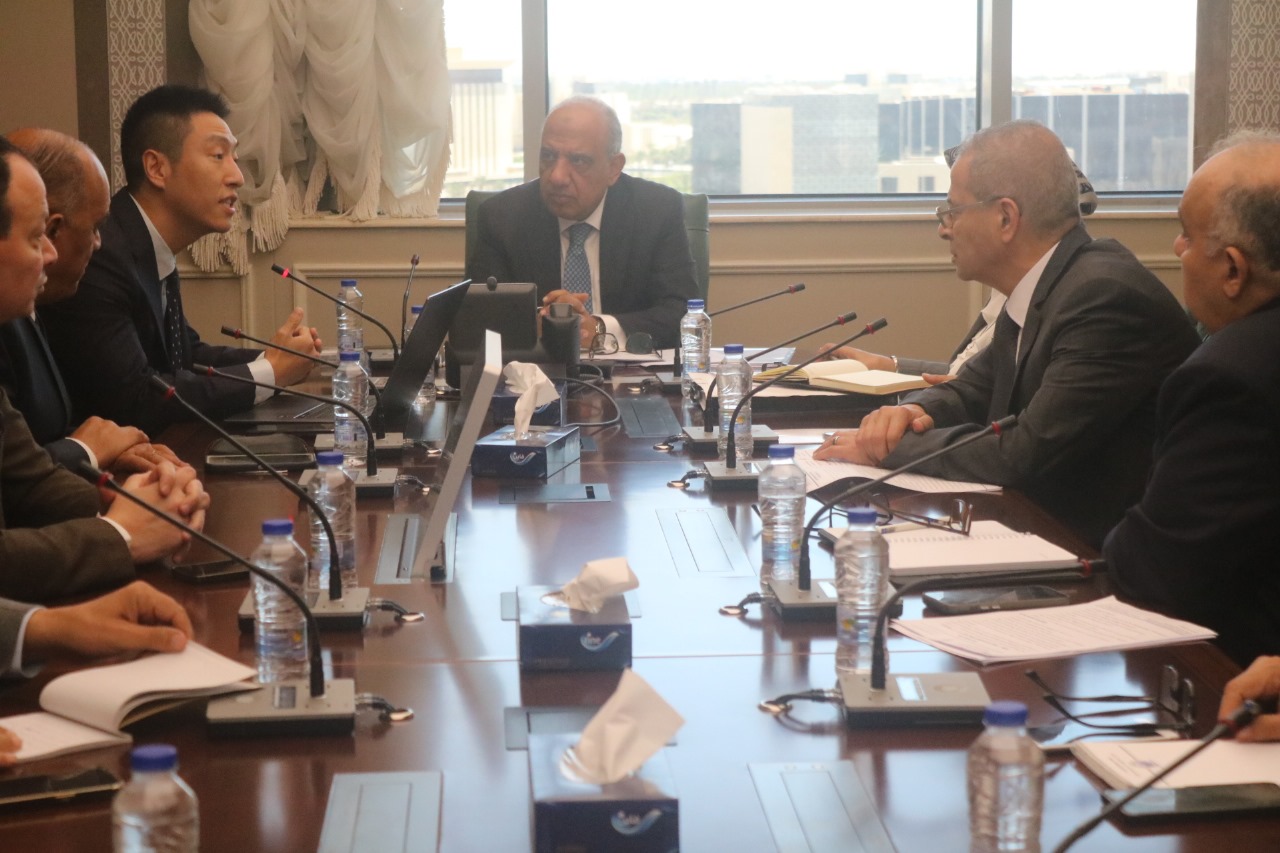 وزير الكهرباء مع مسئولي شركة ستيت جريد