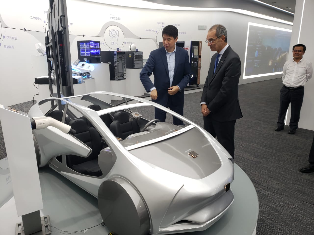 وزير الاتصالات مع رئيس مجموعة Tsinghua Unigroup
