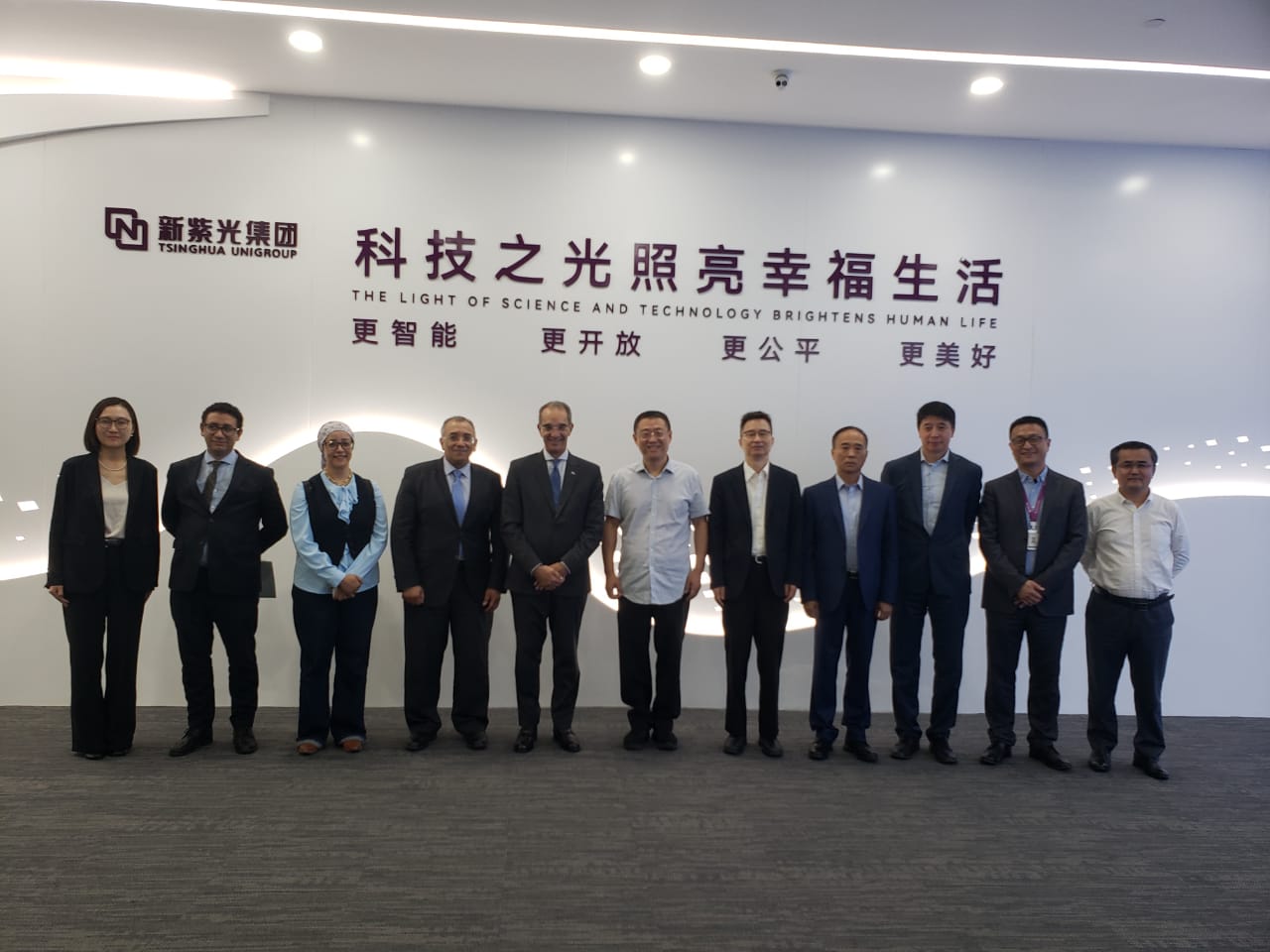وزير الاتصالات مع رئيس مجموعة Tsinghua Unigroup