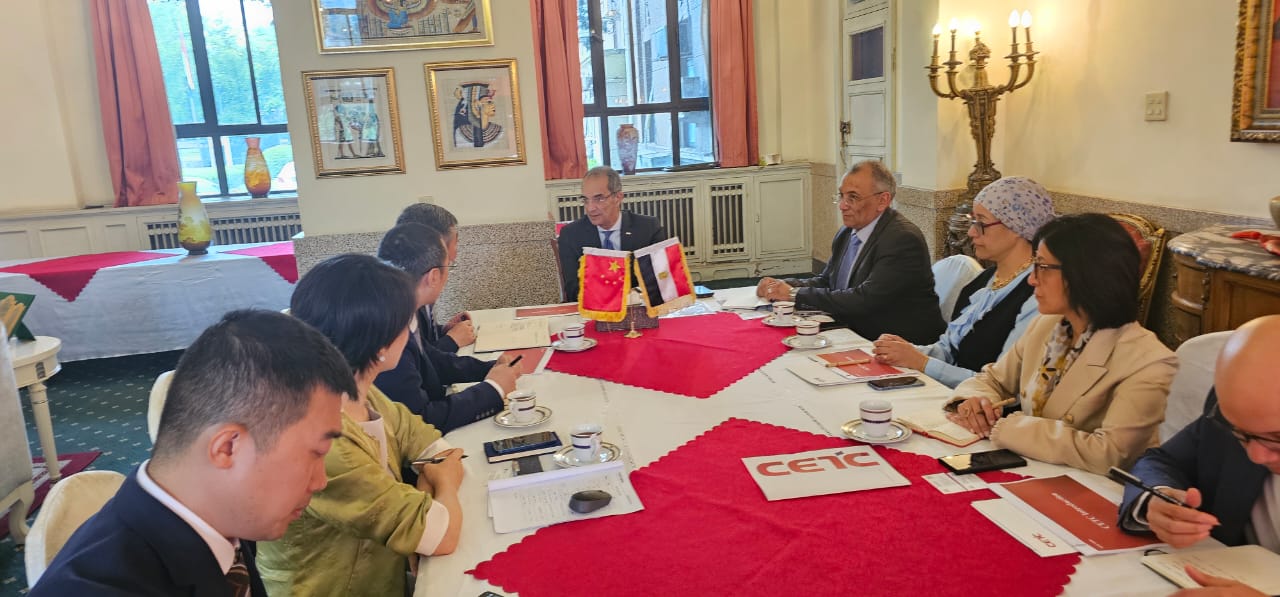 وزير الاتصالات مع رئيس مجموعة Tsinghua Unigroup