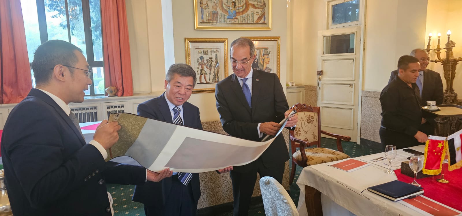 وزير الاتصالات مع رئيس مجموعة Tsinghua Unigroup