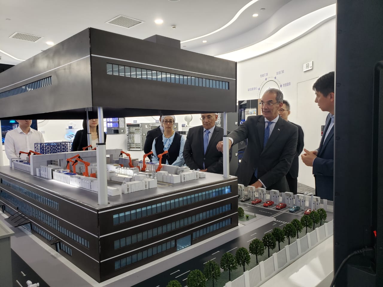 وزير الاتصالات مع رئيس مجموعة Tsinghua Unigroup
