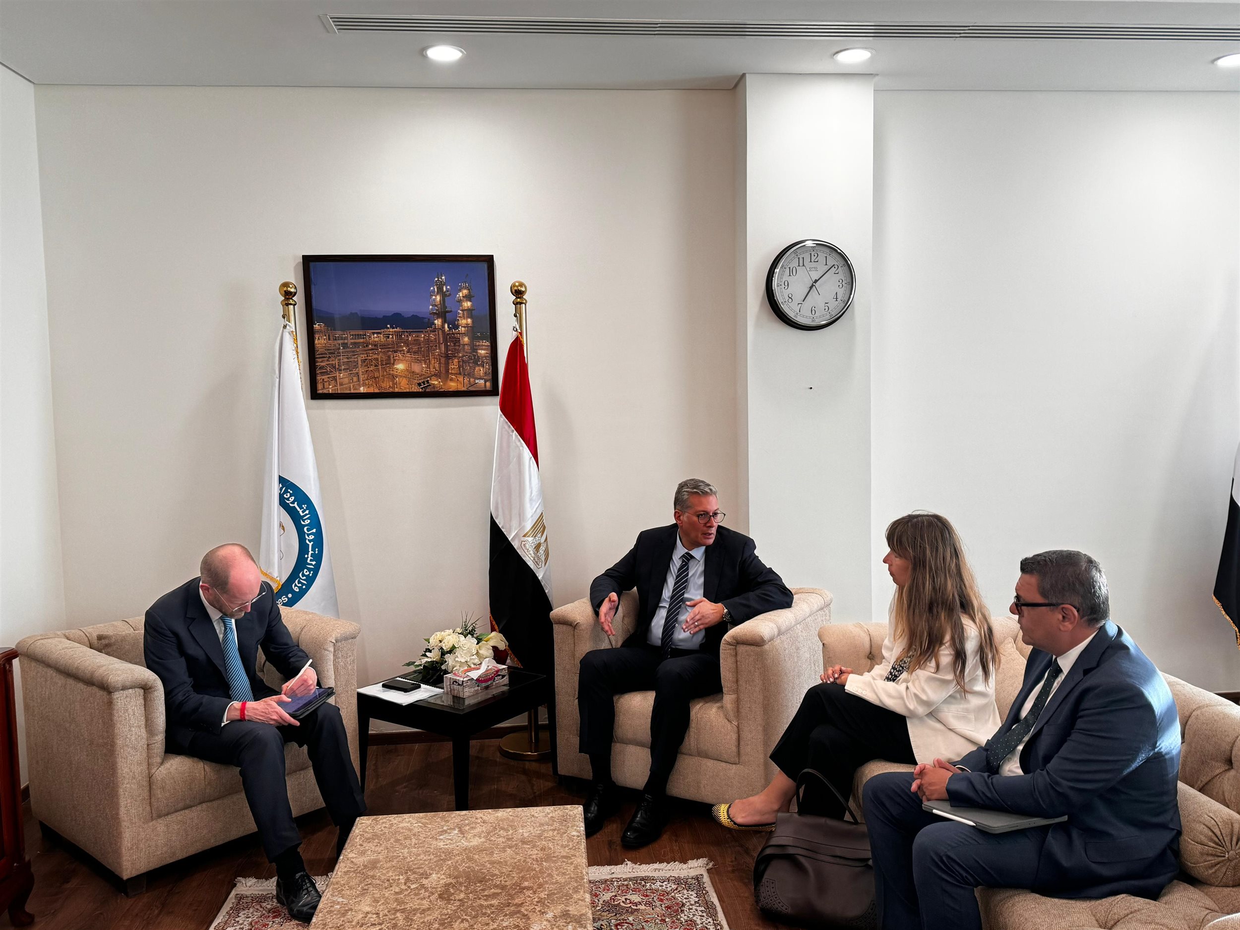 وزير البترول يلتقي المدير التنفيذى بالبنك الأوروبي