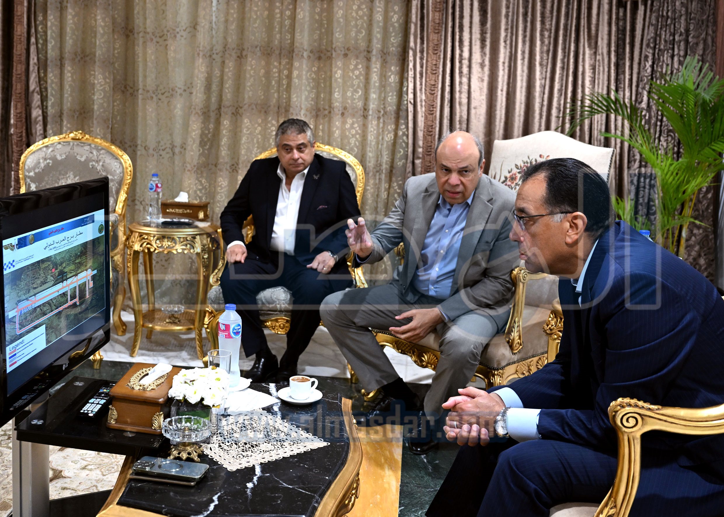 رئيس الوزراء يتفقد مطار برج العرب الدولي