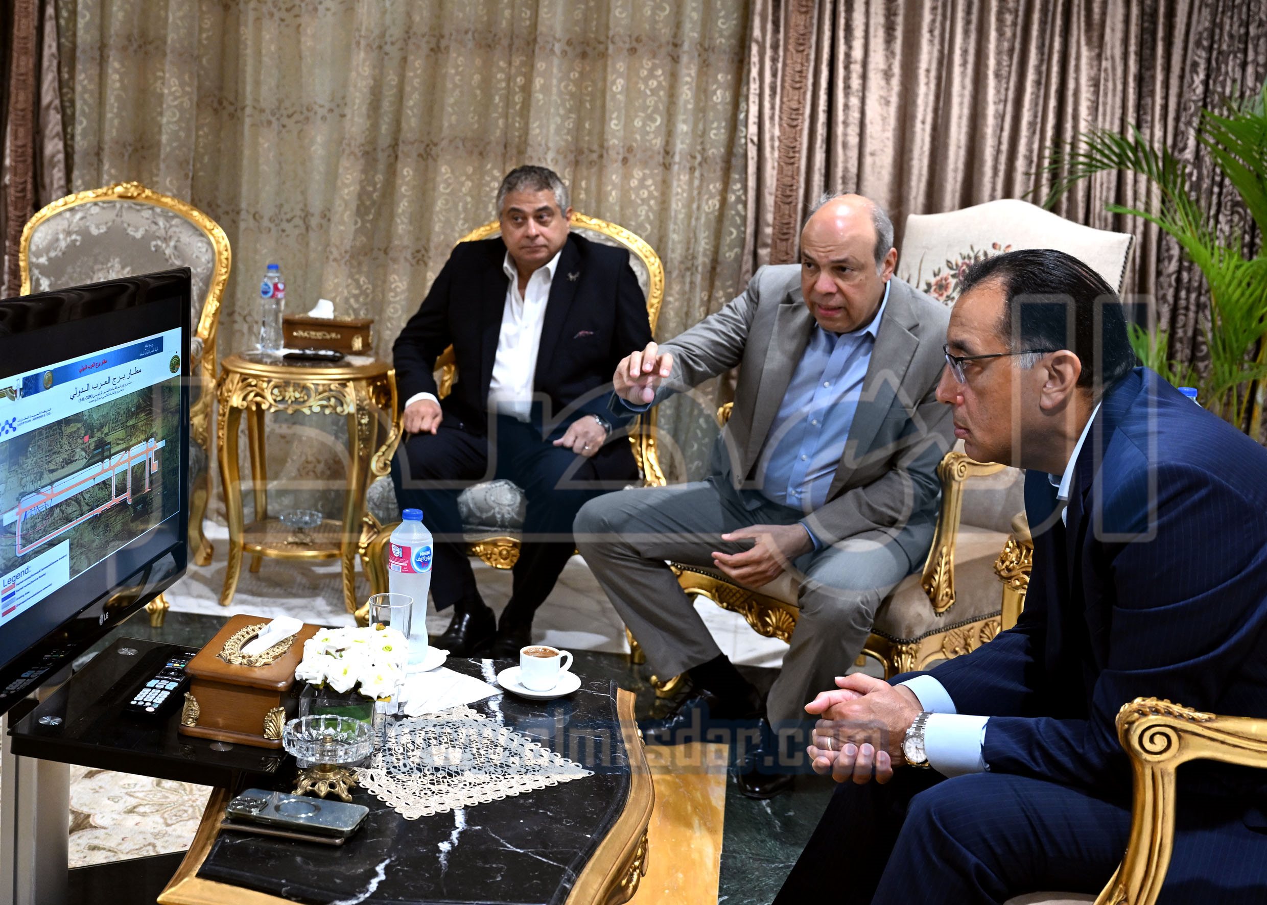 رئيس الوزراء يتفقد مطار برج العرب الدولي