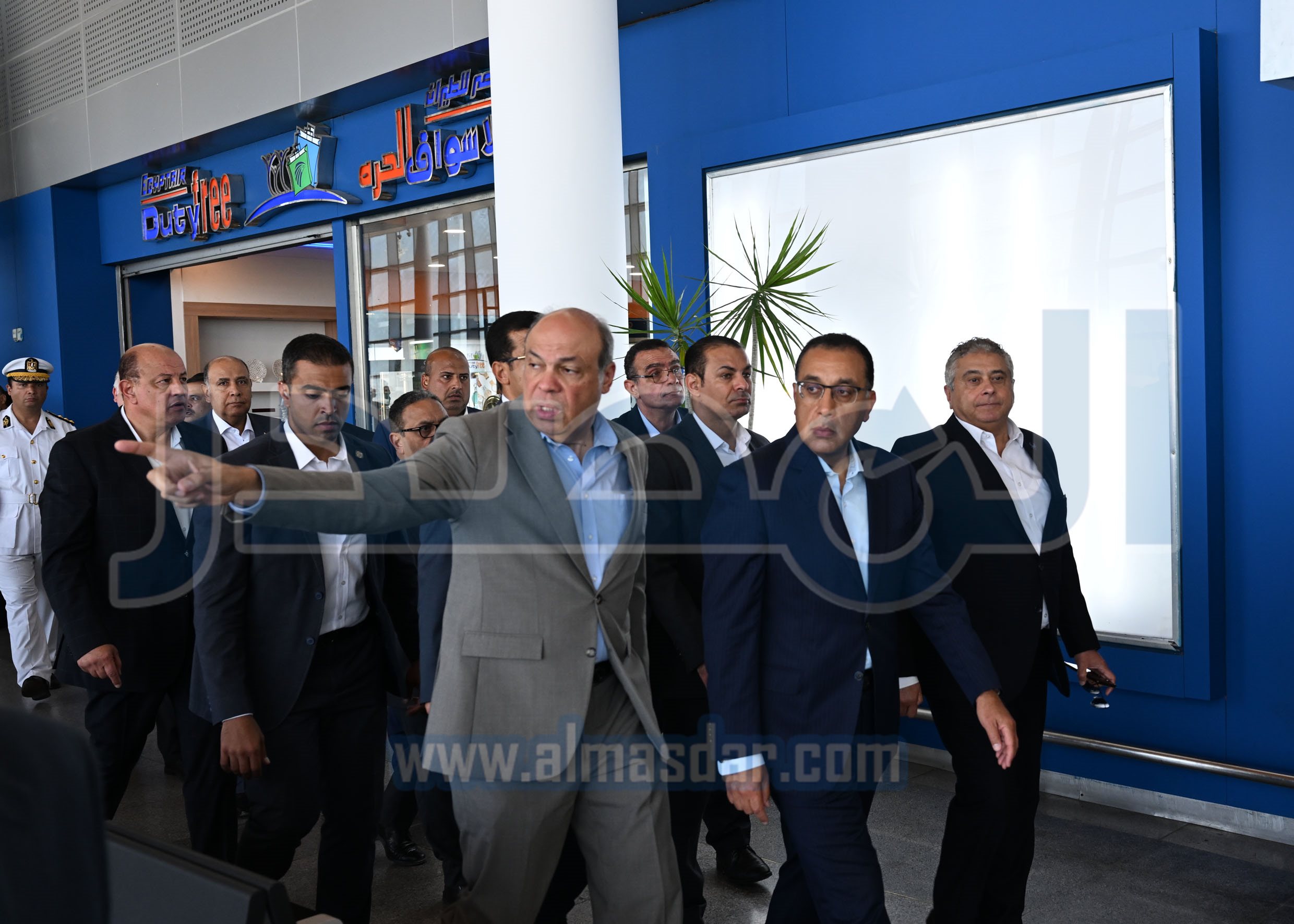 رئيس الوزراء يتفقد مطار برج العرب الدولي