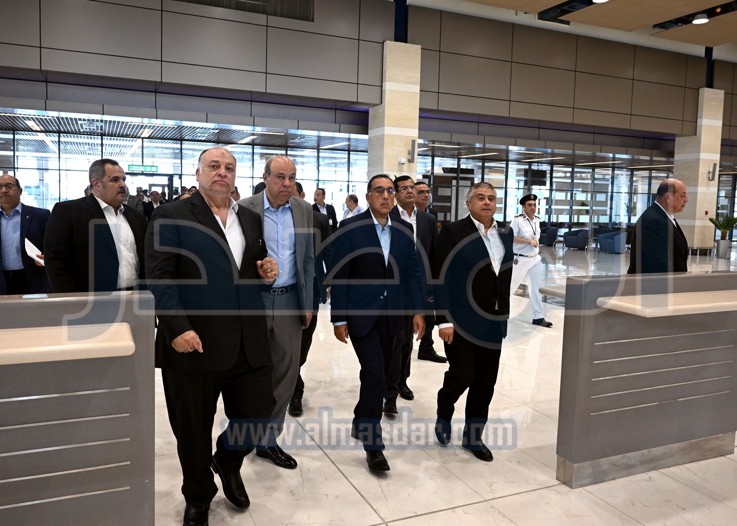 رئيس الوزراء يتفقد مطار برج العرب الدولي
