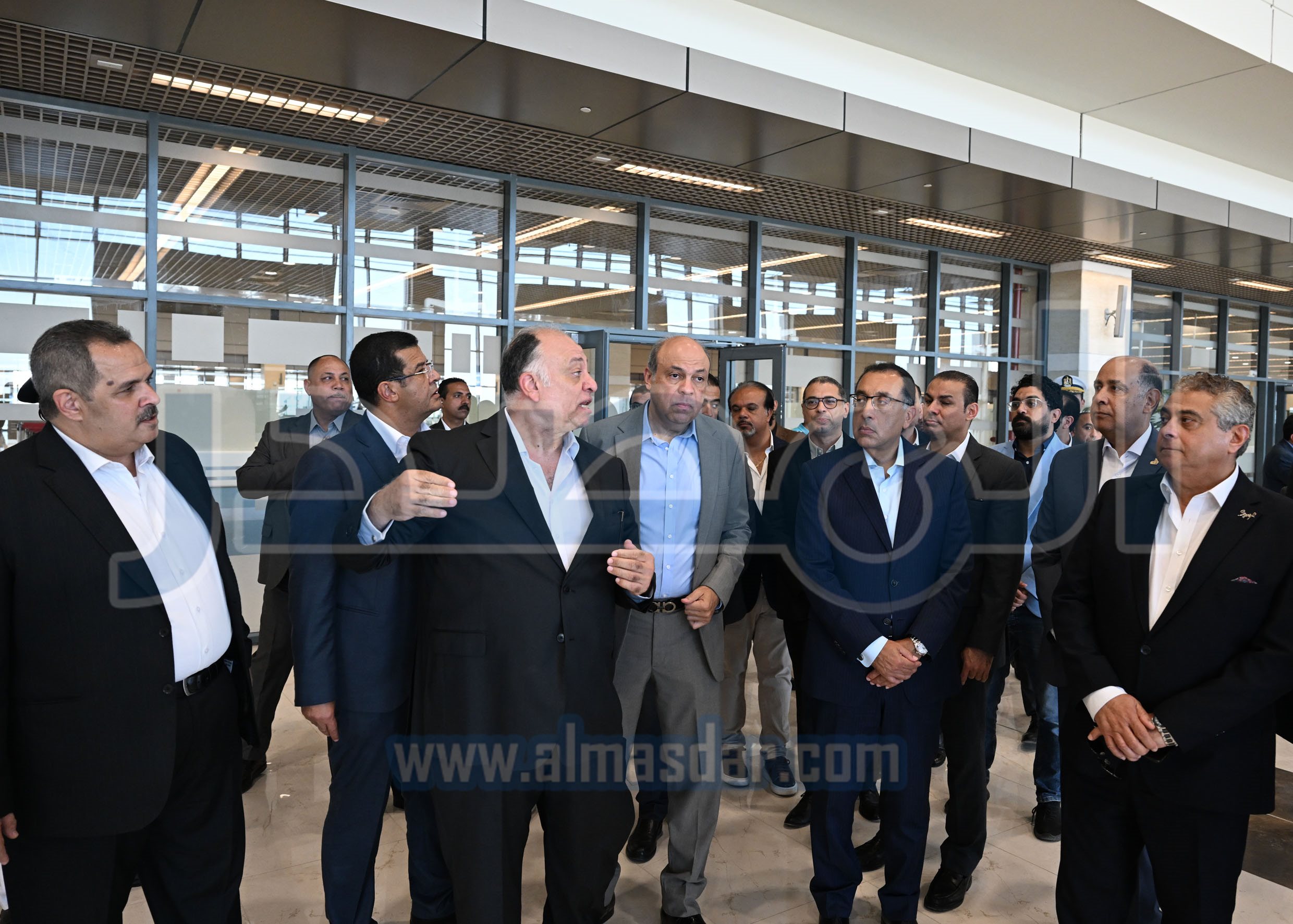رئيس الوزراء يتفقد مطار برج العرب الدولي
