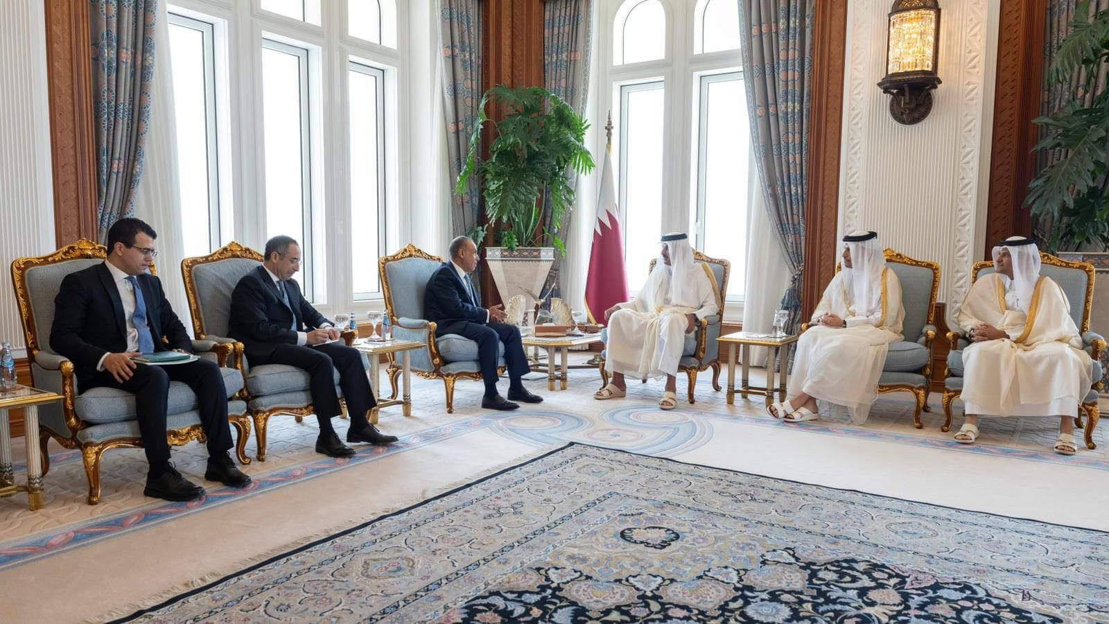 أمير دولة قطر يستقبل وزير الخارجية المصري