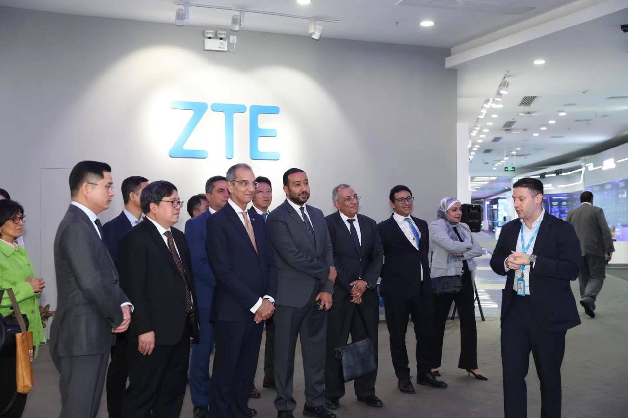 وزير الاتصالات يعقد مباحثات مع شركات صينية عالمية