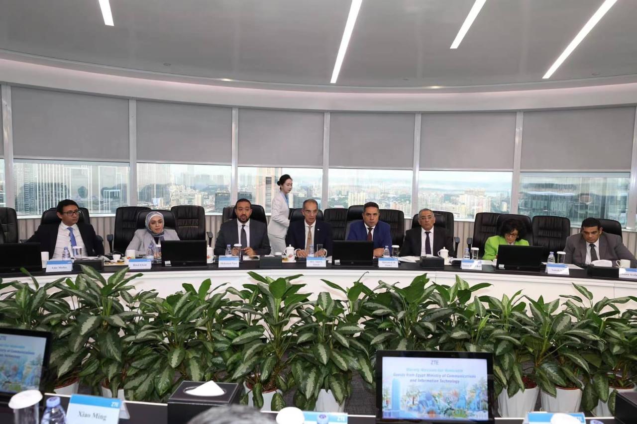 وزير الاتصالات يعقد مباحثات مع شركات صينية عالمية
