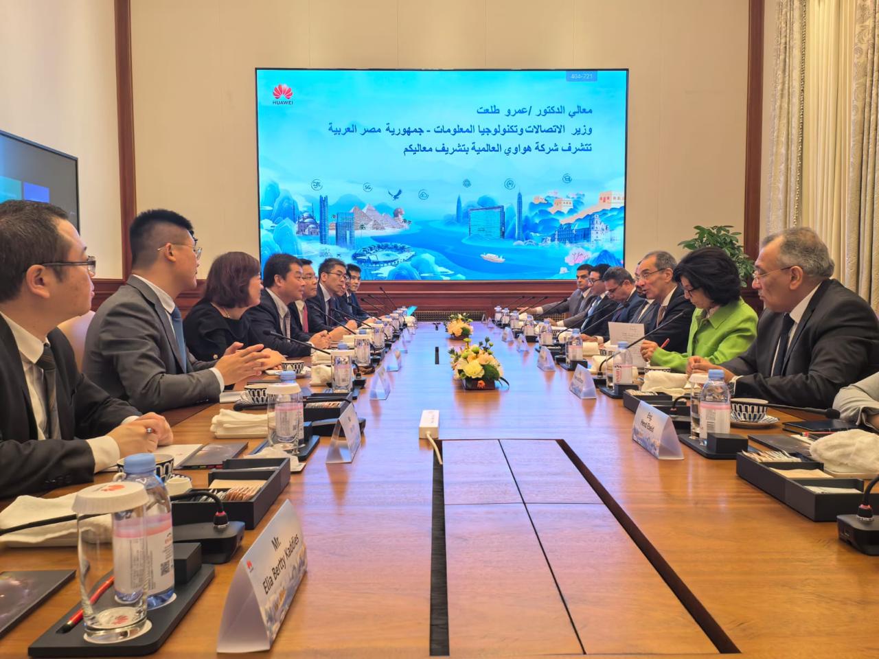 وزير الاتصالات يعقد مباحثات مع شركات صينية عالمية