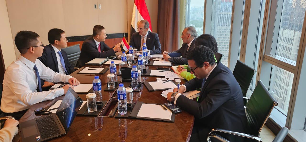 وزير الاتصالات يعقد مباحثات مع شركات صينية عالمية