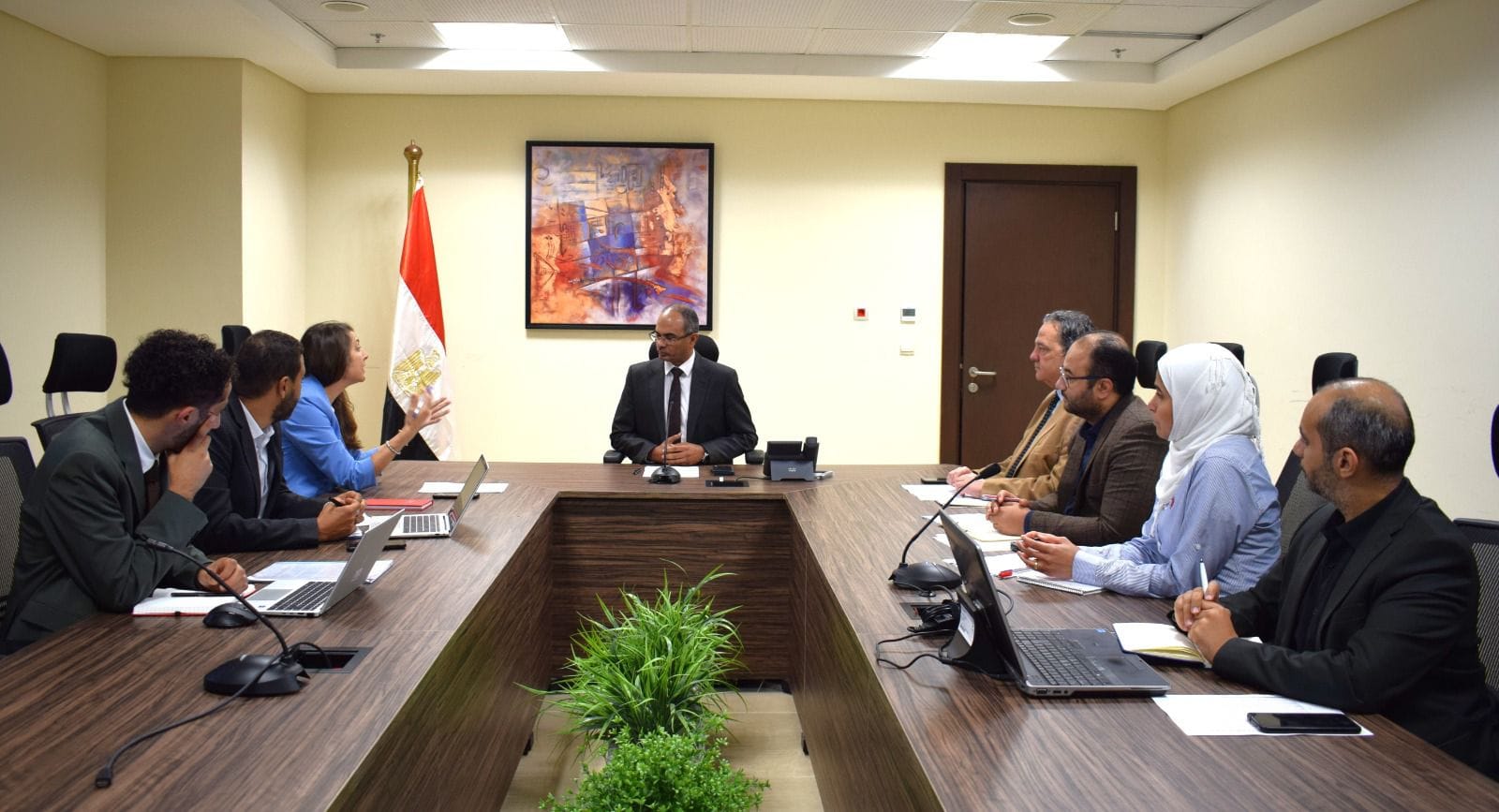 نائب وزير الإسكان يستقبل المدير الإقليمي للوكالة الفرنسية