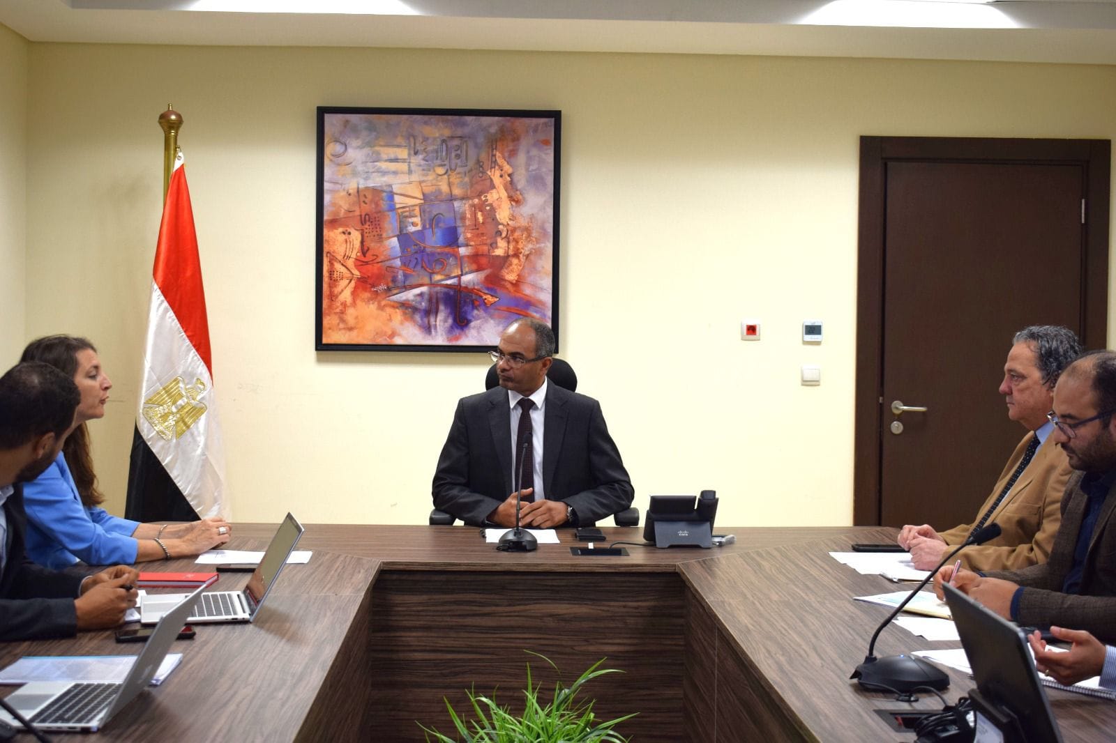 نائب وزير الإسكان يستقبل المدير الإقليمي للوكالة الفرنسية