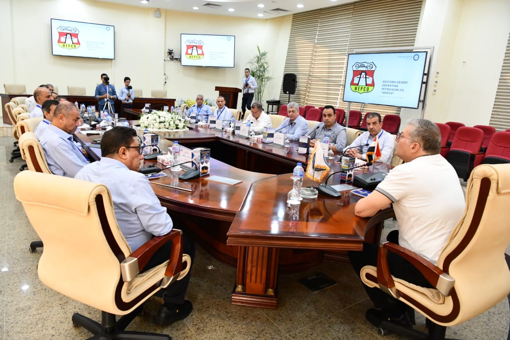 وزير البترول يتفقد تسهيلات ميناء الحمراء البترولى