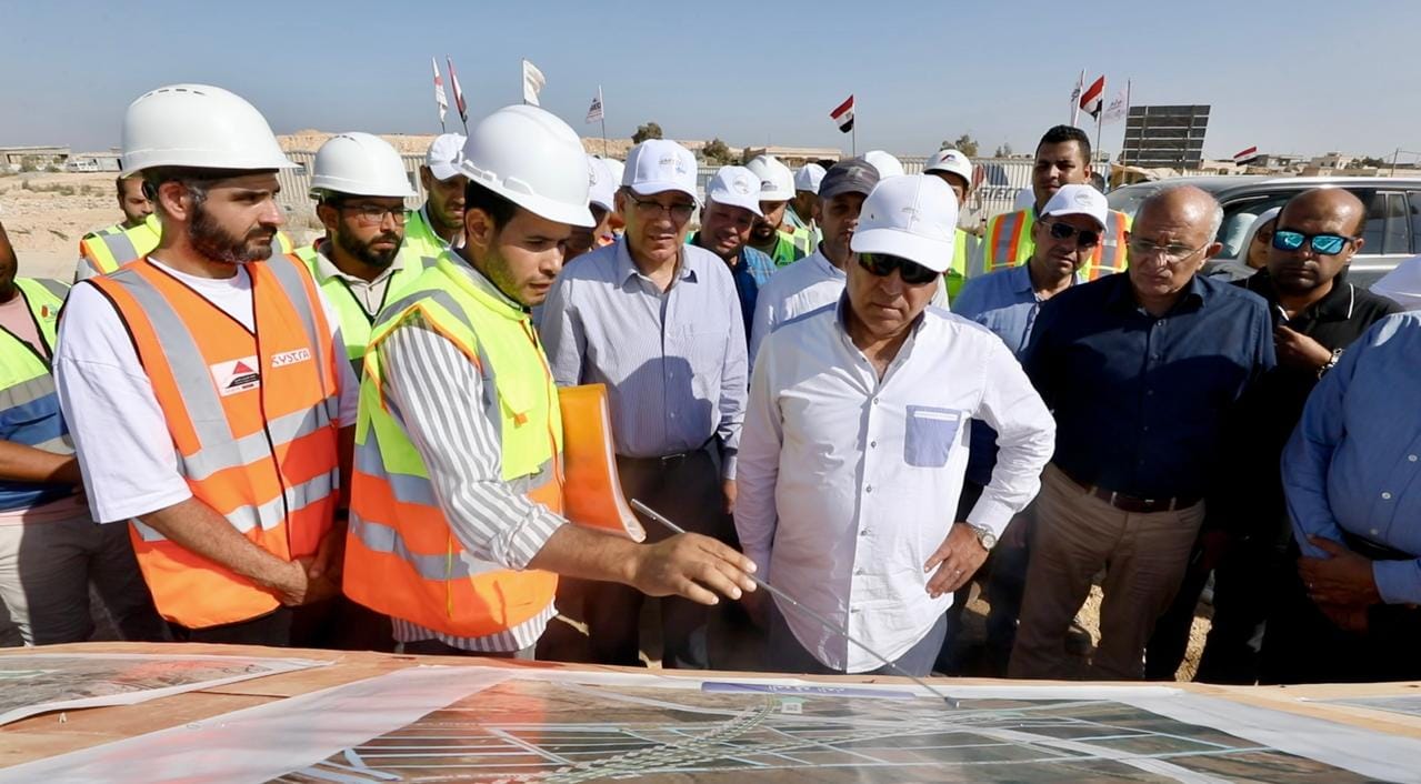 وزير الصناعة يتفقد مواقع العمل بمشروع الخط الأول للقطار الكهربائي السريع