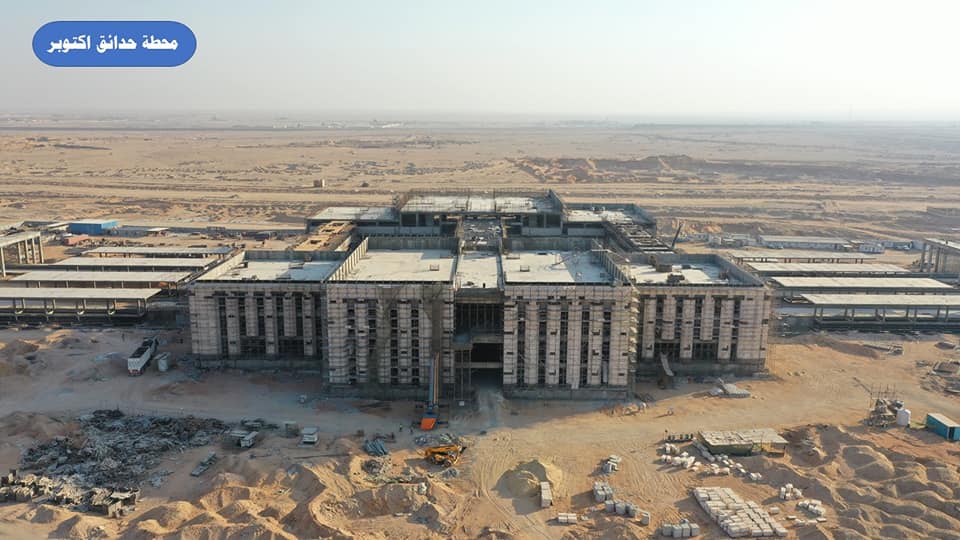 وزير الصناعة يتفقد مواقع العمل بمشروع الخط الأول للقطار الكهربائي السريع