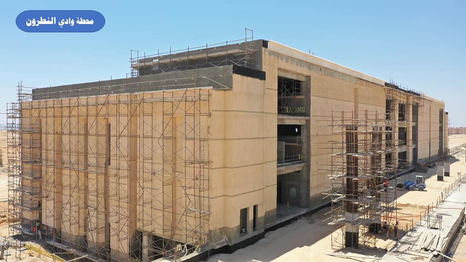 وزير الصناعة يتفقد مواقع العمل بمشروع الخط الأول للقطار الكهربائي السريع