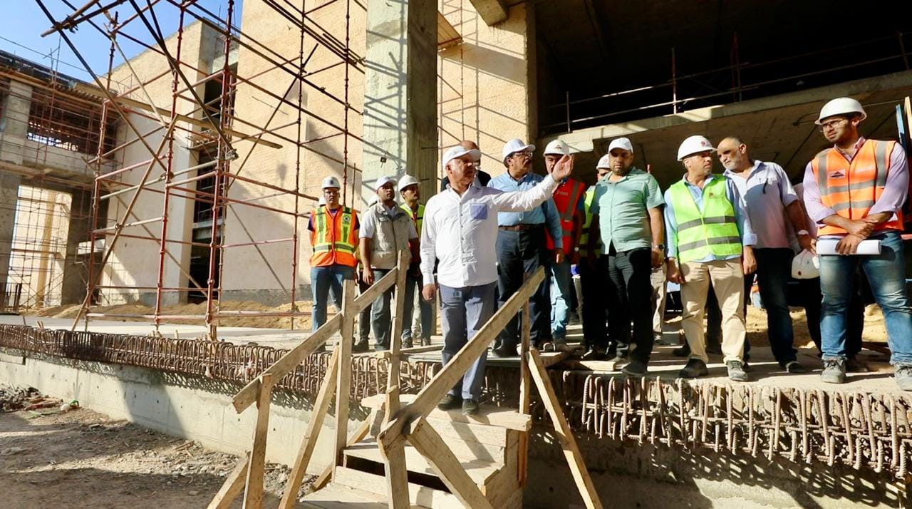 وزير الصناعة يتفقد مواقع العمل بمشروع الخط الأول للقطار الكهربائي السريع