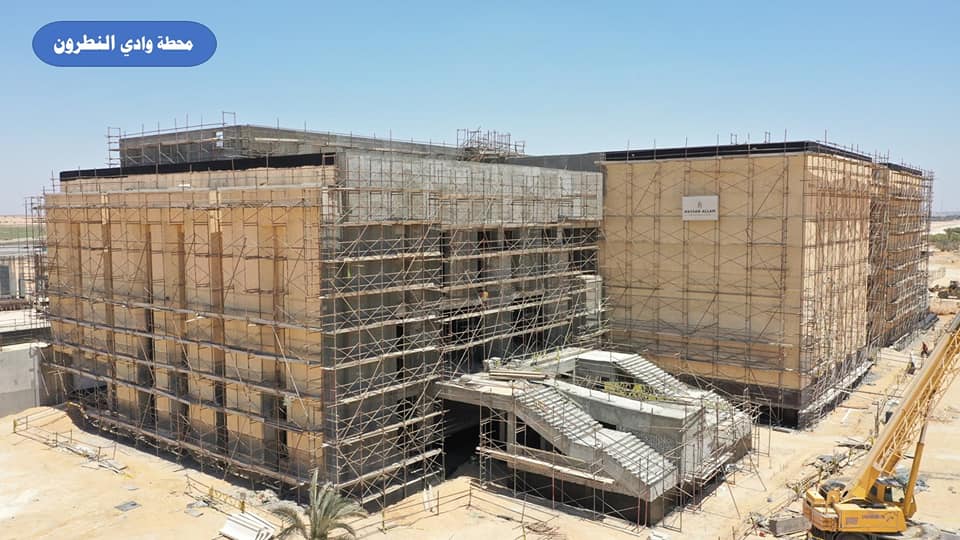 وزير الصناعة يتفقد مواقع العمل بمشروع الخط الأول للقطار الكهربائي السريع