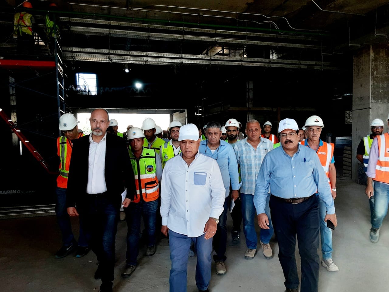 وزير الصناعة يتفقد مواقع العمل بمشروع الخط الأول للقطار الكهربائي السريع