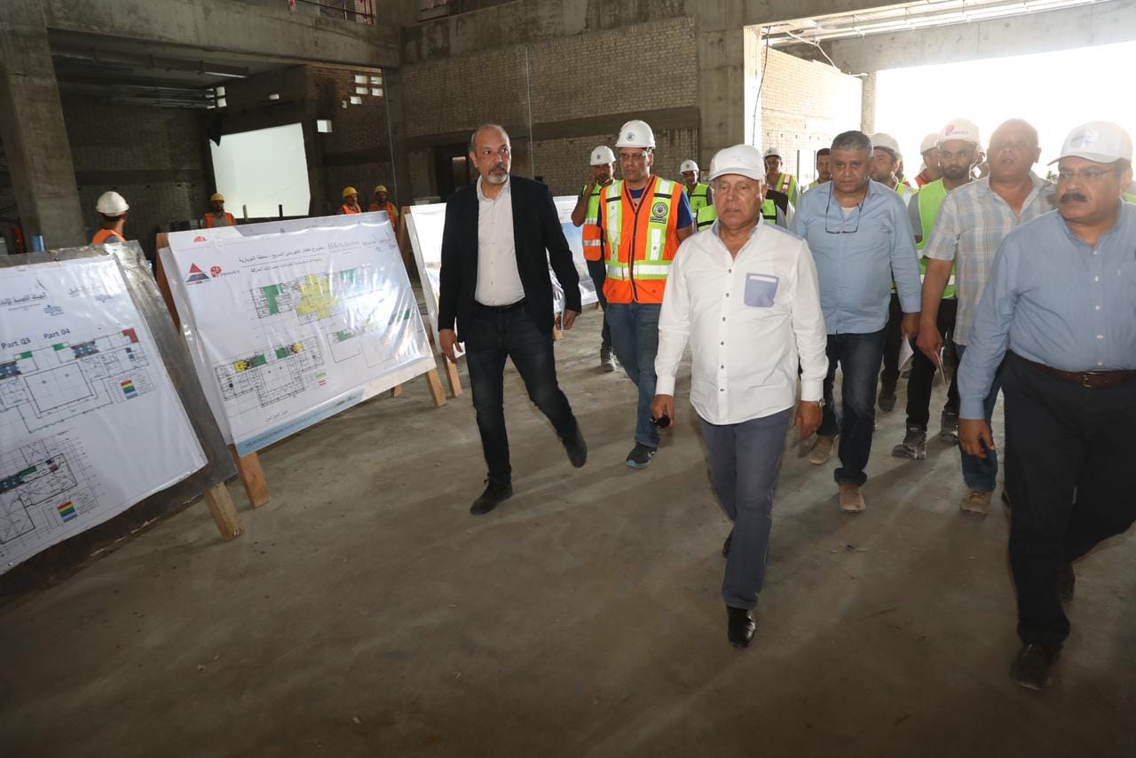 وزير الصناعة يتفقد مواقع العمل بمشروع الخط الأول للقطار الكهربائي السريع